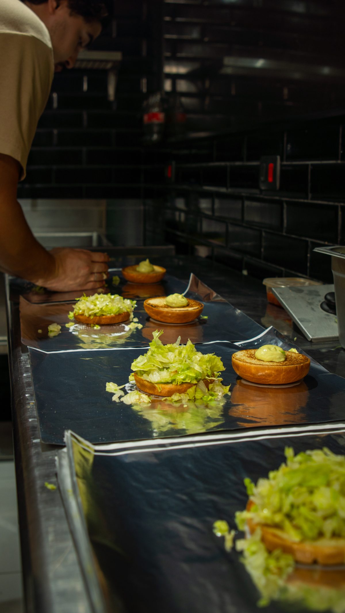 Cozinheiro preparando pedidos