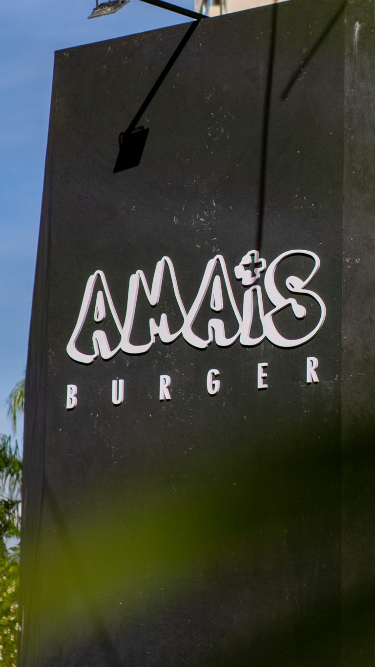 Fachada da Amais Burger com letreiro