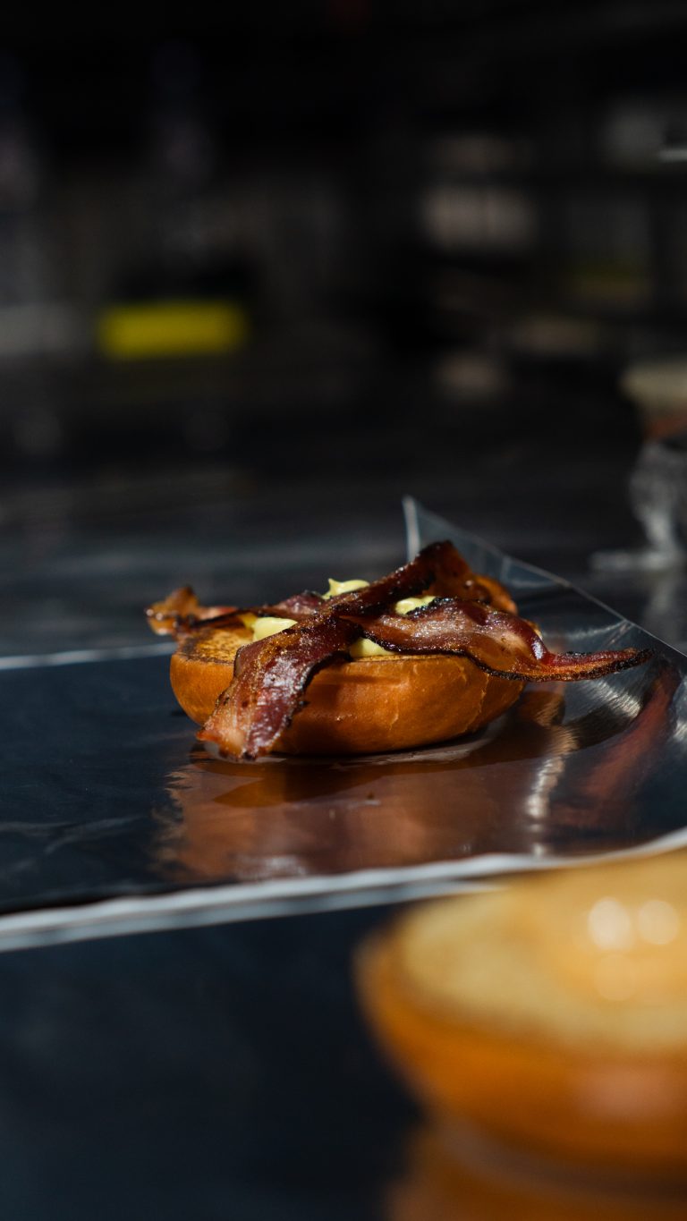 Bacon crocante sobre o pão na chapa