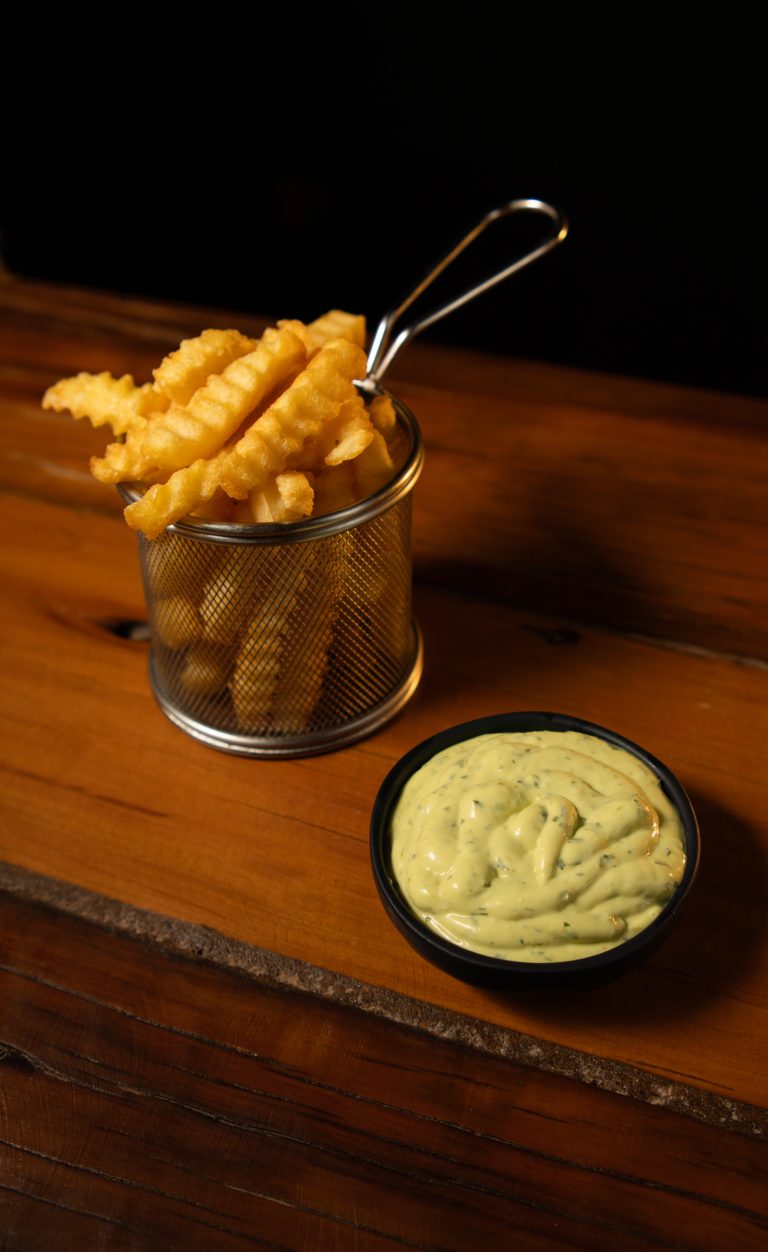 Cesta de batatas crinkle com molho
