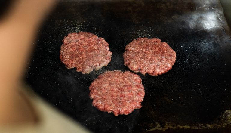 Carne fresca moldada na chapa